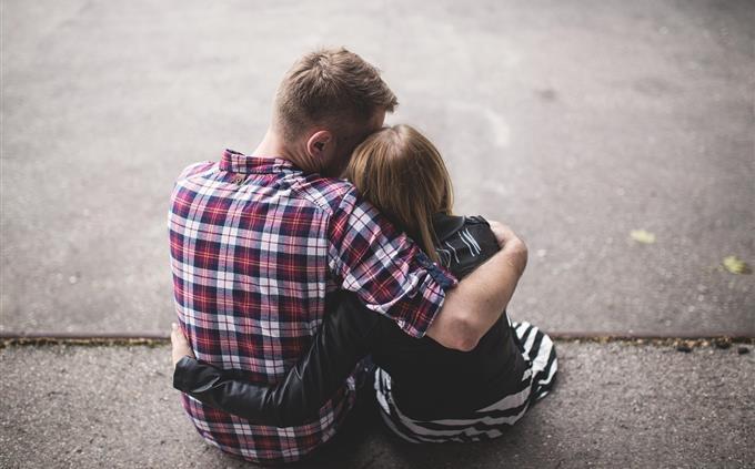 Ponte de regalo familiar: papá abraza a una hija