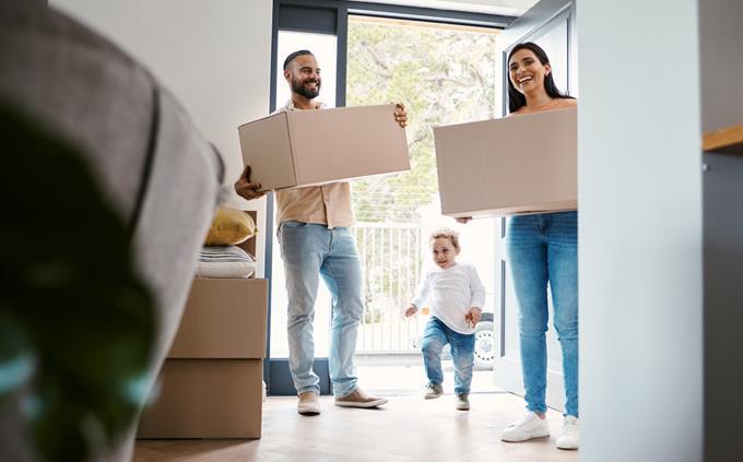 Prueba de obsequios familiares: la familia mueve un apartamento