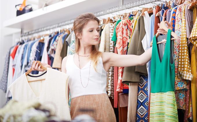 Brandas de lujo de trivia: la mujer compara la ropa