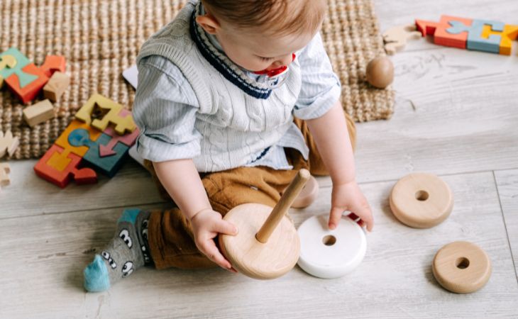 Crianza Koala: Niño pequeño jugando
