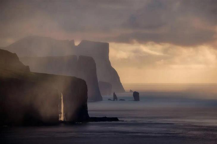 Fotos ganadoras del concurso de fotógrafo de la naturaleza de GDT 2025: Clima brumoso en un acantilado sobre el mar