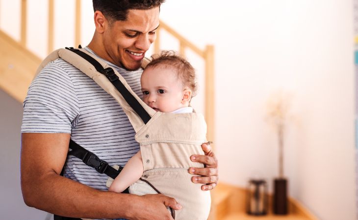 Crianza Koala: Padre con bebé en un portabebés