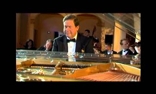 Disfruta De La Melodía “Patricia” Con El Pianista Enrique Chía