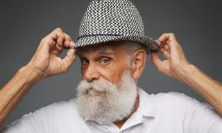 Chiste: El Anciano y Su Sombrero
