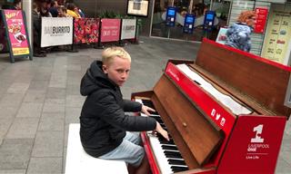 Música De Piano Callejera Interpretada Por Un Joven Pianista
