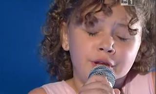 Video: Sin Duda Esta Pequeña Canta Con El Corazón