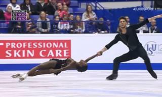 Disfruta De Una Asombrosa Rutina En Pareja De Patinaje Sobre Hielo