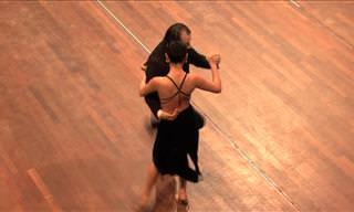 Disfruta Una Asombrosa Presentación De Tango En Vivo