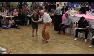 Una Pareja De Abuelos En Concurso De Baile