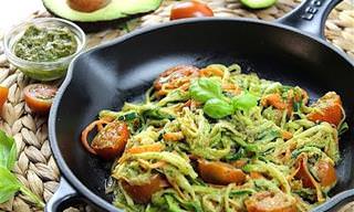 Prepara Unos Ricos Espaguetis De Calabacín Con Pesto De Aguacate