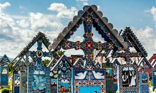 Visita Cimitirul Vesel, El Cementerio Alegre En El Norte De Romania