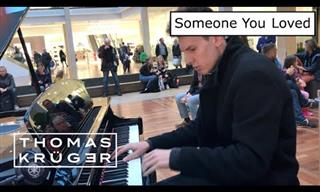 Un Hombre Toca El Piano En El Centro Comercial y Deja a Todos Impresionados